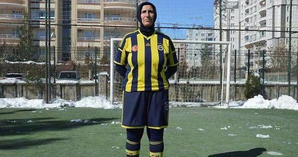 <p>Koyu bir Fenerbahçe taraftarı olan Ay, evlendiğinde düğün salonuna bile Fenerbahçe marşı eşliğinde girerek, sarı ve lacivert renklerinde olan düğün çiçeğini kıyamadığı için atmadığını anlattı. Tek hayali bir futbol takımında oynamak ve Fenerbahçe Kulübü Başkanı Aziz Yıldırım ile tanışmak olan Ay, toplu hünerlerini de sergiledi.</p>