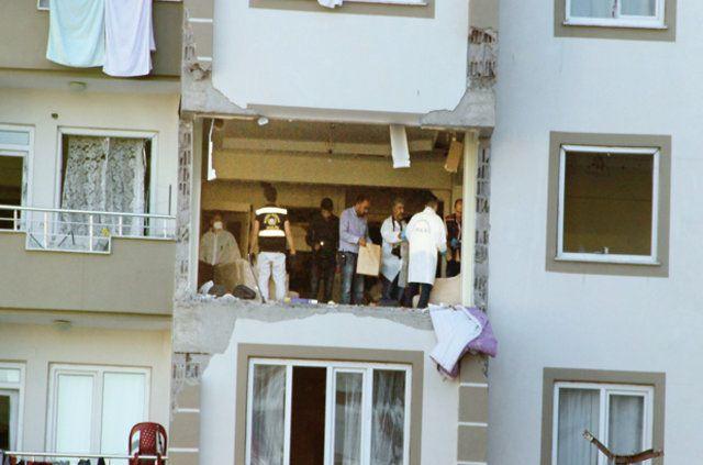 <p>Gaziantep’te 16 Ekim’de 2 hücre evine düzenlenen operasyonda, Abu Yusuf kod adlı Suriyeli Muhammed Şerif ile Ankara Garı saldırısının faillerinden ve DEAŞ’ın Gaziantep sorumlusu Mehmet Kadir Cebael, üzerlerindeki ve evdeki bombaları patlatmıştı.</p>

