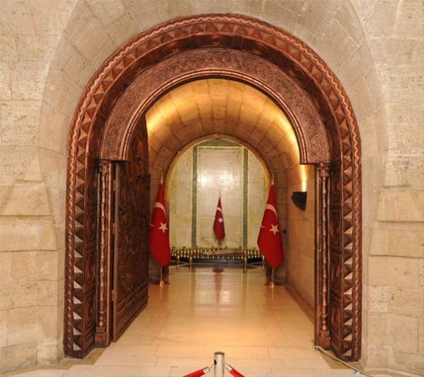 <p>Habertürk'ten Murat Gürgen'in haberine göre; 2002’den bu yana ‘Atatürk ve Kurtuluş Savaşı Müzesi’ olarak kullanılan, koridorlardan geçerek ulaşılan müzenin tam ortasındaki mezar, büyük bir bronz kapının ardında bulunuyor.</p>

<p> </p>
