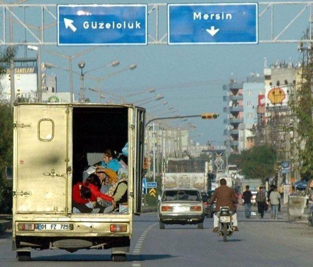 <p>Kamyonetin kapalı kasasına binerek seyehat eden vatandaşların tehlikeli yolculuğu objektiflere böyle yansıdı.</p>
