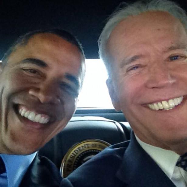 <p>Joe Biden'ın Başkan Obama ile çektiği ilk sefie</p>
