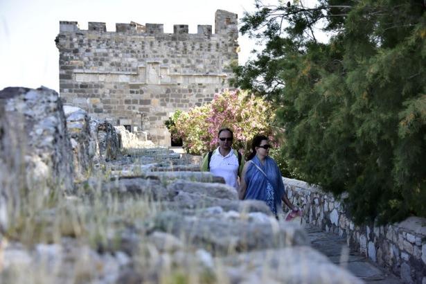 <p><strong>Otellerdeki doluluk oranlarından da bahseden Kavala, şunları söyledi:</strong><br />
<br />
"Yüksek kapasitedeki otellerimizde doluluklar yüksek. Ancak istenilen verimlilik şu an için elde edilemiyor. Orta ve düşük ölçekli otellerimiz de birbirine yakın dolulukta seyrediyor. Bu yılki avantajlarından bir tanesi, yerli müşterinin Bodrum'u tercih etmesi. Bu yıl geçtiğimiz senelere göre ilçeye gelen gemi sayısı arttı. Bu, esnafımız açısından büyük bir avantaj. Umuyorum insanlar güvenlikli hissettikleri andan itibaren daha yoğun bir şekilde ilçeye gelmeyi tercih edeceklerdir."</p>