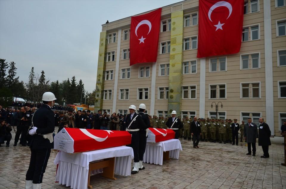 <p>İstanbul'daki terör saldırısında şehit olan polis memurları Enes Çiçek ile Mehmet Taş için memleketleri Şanlıurfa'da tören düzenlendi.</p>

<p>Çiçek ve Taş'ın naaşı, gece saatlerinde uçakla Şanlıurfa'ya getirilerek, ailesi ve yakınlarınca Mehmet Akif İnan Eğitim ve Araştırma Hastanesi morguna götürüldü.</p>
