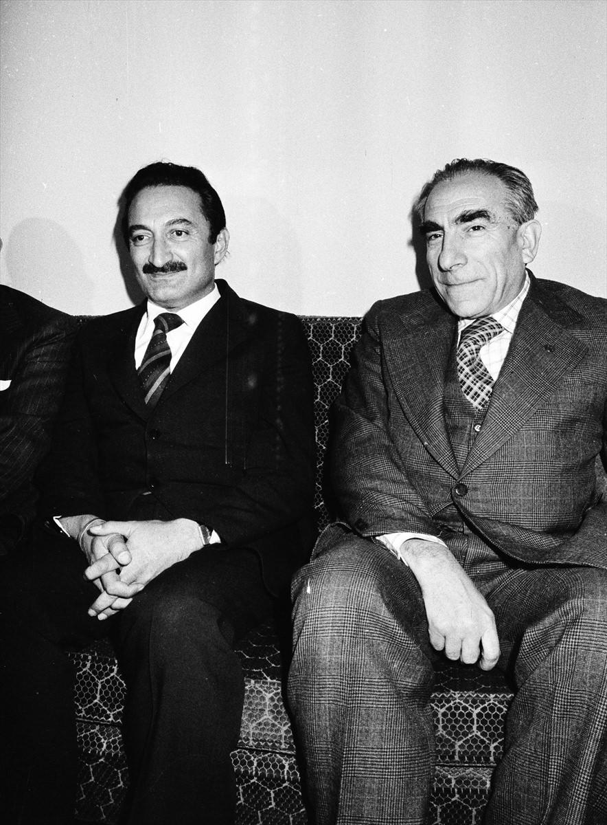 <p>MHP Genel Başkanı Türkeş (sağda), 2 Ocak 1978'de hükümeti kurmakla görevlendirilen CHP Genel Başkanı Ecevit (solda) ile görülüyor. </p>
