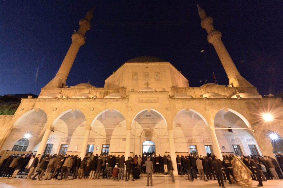 <p>Bütün bu hastalıkları bir tarafa bırakarak birlikte iyiliği, güzelliği, ahlakı, kardeşliği inşa etmeliyiz" dedi.Çeşitli temaslarda bulunmak üzere kentte bulunan Görmez, Şanlıurfa Dergah Camisi'nde gerçekleştirilen sabah namazı buluşmalarında, vatandaşlarla Kur'an-ı Kerim tilaveti dinledi.</p>
