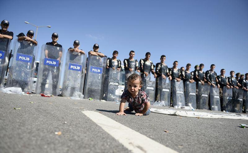 <p>Sığınmacıların bir kısmı TEM otoyolunda bekliyor. Sığınmacı ailelerden birinin bebeği, otoyolda g&uuml;venlik &ouml;nlemi alan polis ve jandarma ekiplerinin &ouml;n&uuml;nde emekledi. Ortaya ise bu g&ouml;r&uuml;nt&uuml;ler &ccedil;ıktı...</p>

