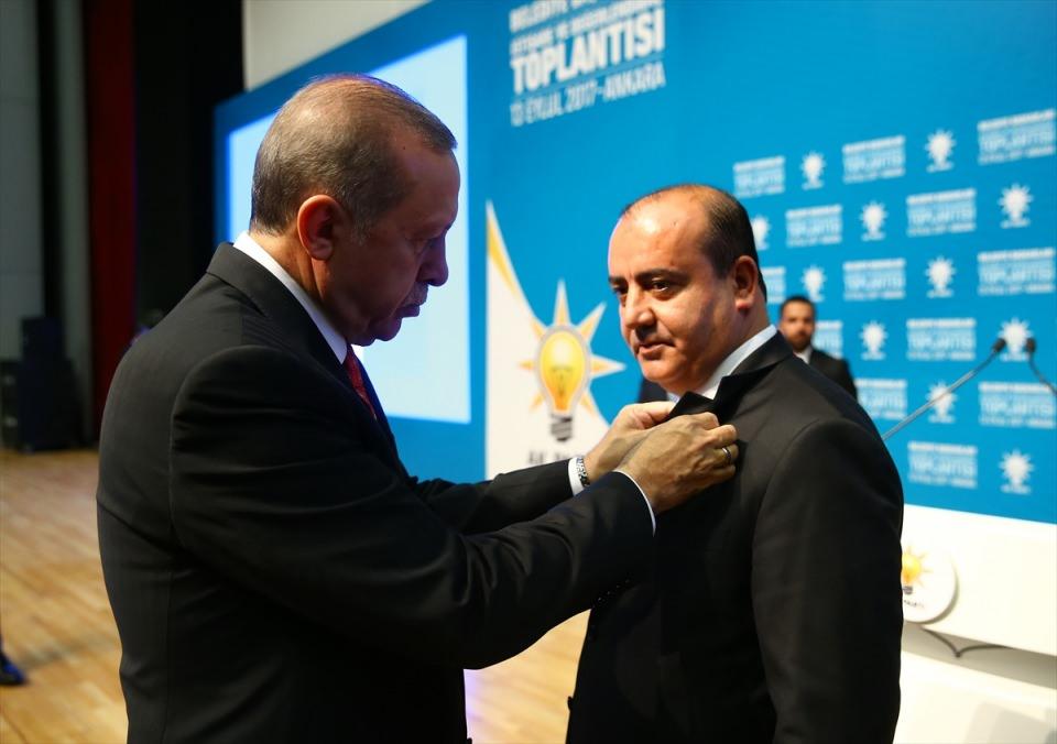 <p><em>Erdoğan, AK Parti'ye katılan belediye başkanlarına rozet taktı.</em></p>

<p><br />
Eski Saadet Partili Batman Sason Belediye Başkanı Cuma Uçar, Ak Parti rozetini taktı.</p>
