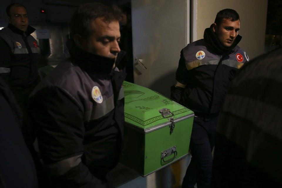 <p>Adana'da öğrenci yurdundaki faciada hayatını kaybeden yurt görevlisinin ardından 10 öğrenci ile 1 küçük çocuğun cenazesi daha defnedilecekleri yerlere gönderildi.</p>