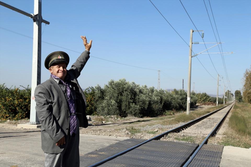 <p>Yaşamını 80 yaşındaki annesi Sultan Önal ile sürdüren Önal, vatandaşlar tarafından çok seviliyor.</p>
