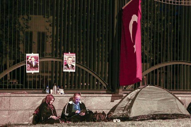 <p>Doğal afetlerde Kriz Merkezi olarak; savaş durumu, kimyasal, biyolojik, nükleer ve siber saldırılar ile terör eylemlerinde ise Hükümet Harekât Merkezi olarak kullanılacak birim, halihazırda Cumhurbaşkanlığı Külliyesi ana yönetim binasının eksi ikinci katında bulunuyor ancak 15 Temmuz darbe girişimi sonrası yenilenmesi ve daha aktif olarak kullanılması ihtiyacı doğdu.</p>