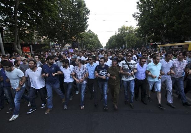 <p>Ermenistan’da devlet tarafından yapılan elektrik zamlarından dolayı yapılan protestolar gitgide ülkenin her yerini sarıyor. </p>
