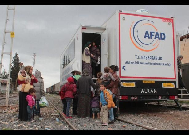 <p>Çoğu kadın ve çocuk yaklaşık 700 Suriyeli sığınmacı,  yanlarında getirdikleri bazı eşya ile Suruç ilçesindeki Mürşitpınar Sınır Kapısı önünde toplandı. </p>
