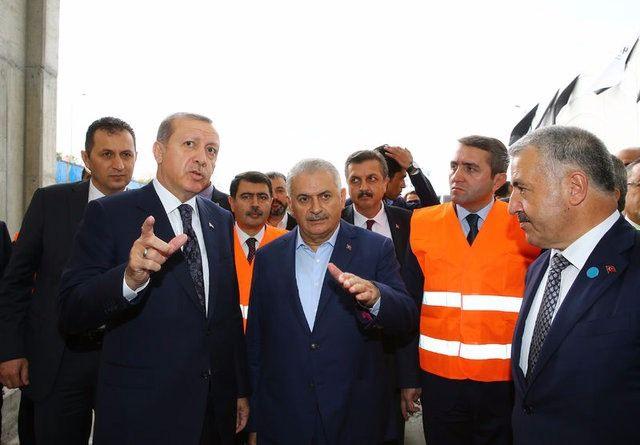 <p>Ulaştırma, Denizcilik ve Haberleşme Bakanlığı Altyapı Yatırımları Genel Müdürlüğü (AYGM) tarafından Kazlıçeşme-Göztepe hattında Yap-İşlet-Devret (YİD) modeliyle ihale edilen ve inşaat çalışmaları Yapı Merkezi ve SK E&C ortaklığı tarafından yapılmakta olan Avrasya Tüneli Projesi'nde heyecanla beklenen 'ilk otomobil yolculuğu' gerçekleşti.</p>
<p> </p>