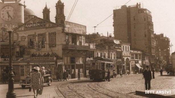 <p>1935 - Taksim Meydanı, İstiklal Caddesi girişi</p>
<p> </p>