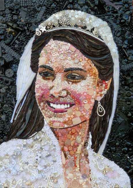 <p>İngiltere&rsquo;de Jane Perkins adlı kadın, geri d&ouml;n&uuml;ş&uuml;m malzemeleri ile ilgili yazdığı bir tez sonrası &ccedil;&ouml;pe atılmış olan eşyaları değerlendirmeye karar vererek kırık oyuncak, s&uuml;s eşyaları gibi malzemeler ile d&uuml;nyaca &uuml;nl&uuml; isimlerin resimlerini yapmaya başladı.</p>