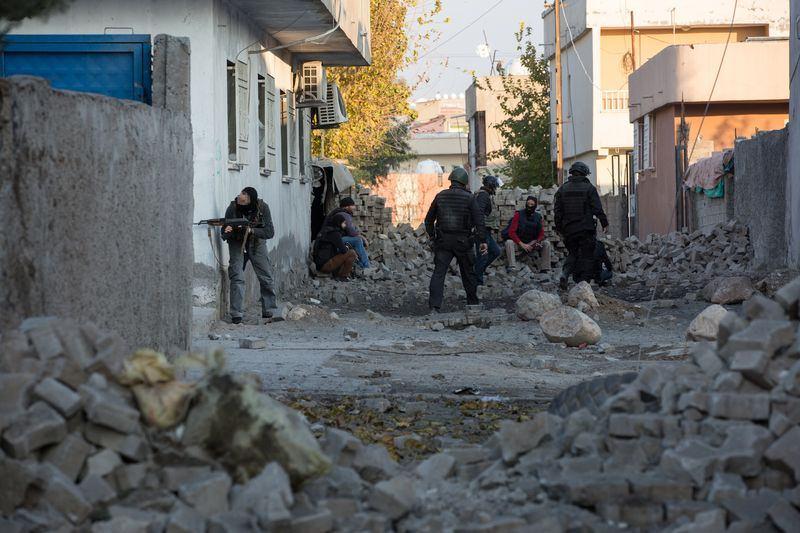 <p>Sokağa çıkma yasağının devam ettiği ilçede sağlık hizmetleri de aksamadan sürüyor. Hastaneye gitmesi gereken vatandaşlar zırhlı araçların koruduğu ambulanslarla evlerinden alınarak, tedavilerinin ardından yeniden ikametgahlarına bırakılıyor.</p>

<p>​</p>
