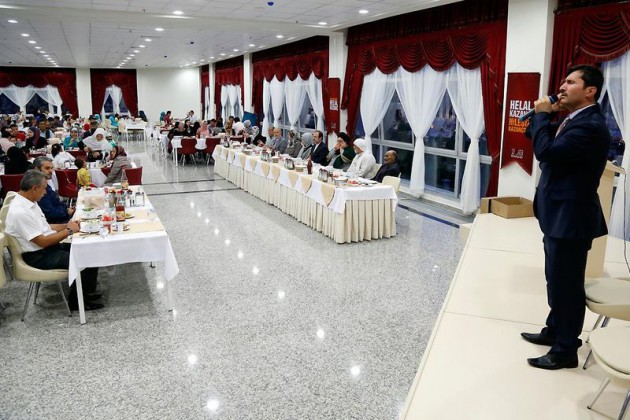 Görmez'den Suriyelilerle anlamlı iftar