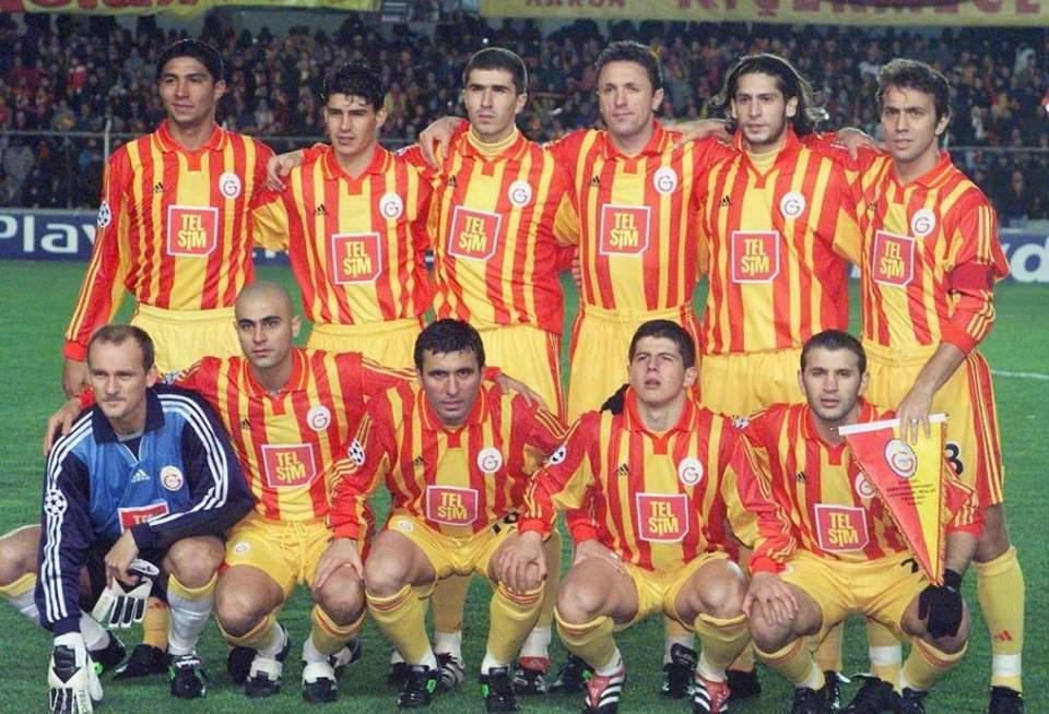 <p><strong>Galatasaray (2000-2001)</strong></p>
<p>2000-2001 sezonunda teknik direktör Mircea Lucescu yönetiminde Real Madrid’i Jardel’in golleriyle 2-1 yenerek UEFA Süper Kupa şampiyonu olan, Şampiyonlar Ligi’nde çeyrek final oynayan, Süper Lig’de ise ikinci sırayı alan Galatasaray.</p>
<p>Soldan sağa</p>
<p>Ayaktakiler: Mario Jardel, Capone, Ahmet Yıldırım, Gheorghe Popescu, Ümit Davala, Bülent Korkmaz.</p>
<p>Oturanlar: Claudio Taffarel, Hasan Şaş, Gheorghe Hagi, EmreBelözoğlu, Okan Buruk.</p>