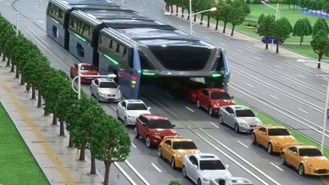 <p>Bu fikir çervesinde ortaya çıkan tren, trafikte seyredeken altından arabaların seyahat etmesine imkan tanıyor.</p>
<p>Alt taraftaki boşluk sayesinde diğer araçlar yolda ilerlemeye devam ederken, tren de yolun iki tarafına oturtulan raylarda görevine devam ediyor.</p>