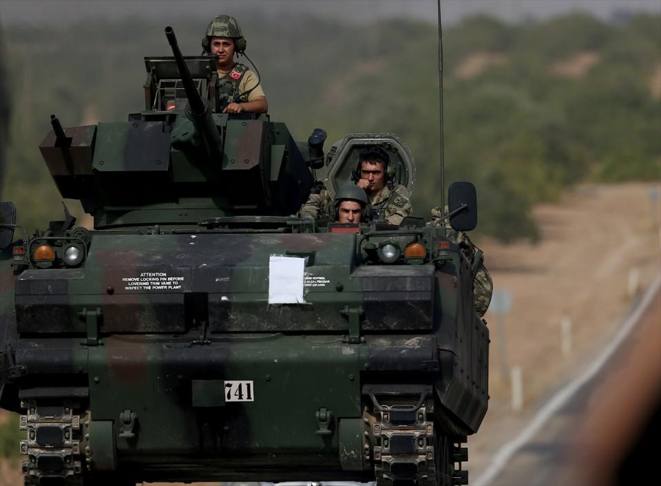 <p> Türkiye, DAEŞ-PKK tehdidini minimize edebilmek için temel olarak Azez- Cerablus sınır hattını, güneye doğru uzanan bir derinlikte Bab ve Menbiç'in kontrolünü de doğrudan ya da desteklediği Suriyeli muhalif unsurlarla ele geçirmek durumunda.</p>
