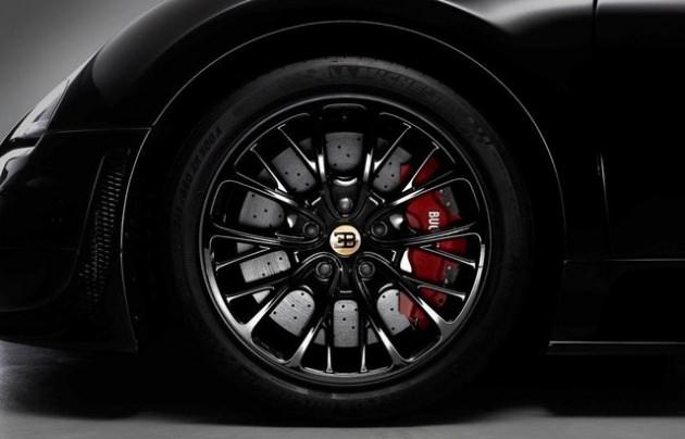<p>1.200 beygir güce sahip 8 litrelik W16 motoru, 3.000–5.000 d/d’de 1.500 Nm gibi eşi benzeri olmayan bir tork gücü üretiyor.</p>