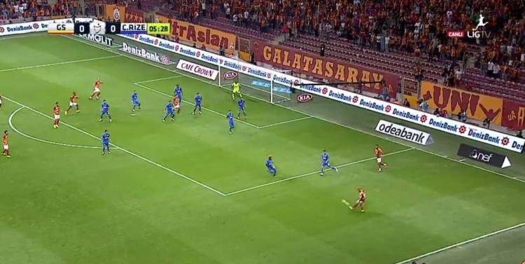 <p>Türk Telekom Arena Stadı'ndaki maçın 7. dakikasında Sneijder'in sağ taraftan yaptığı ortada ceza alanı içinde rövaşata vuruş yapan Eren Derdiyok, topu uzak köşeden ağlara gönderdi.</p>
