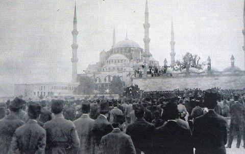 <p>15 Mayıs 1919'da İzmir'in işgal edilmesi üzerine İstanbul'da Türk Ocağı ve Karakol Cemiyeti'nin öncülük ettiği 1 milyon kişilik Sultanahmet Mitingi. 1919</p>

<p> </p>

