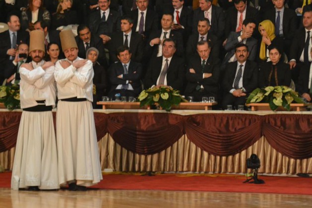 Konya Büyükşehir Belediye Başkanı Tahir Akyürek'in selamlama konuşmasıyla başlayan ''Şeb-i Arus'' töreni, İstanbul Tarihi Türk Müziği Topluluğu eşliğinde sanatçı Ahmet Özhan'ın verdiği tasavvuf musikisi konseriyle devam etti. 