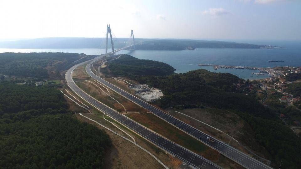 <p>3 milyar dolara mal olan Yavuz Sultan Selim Köprüsü, cuma günü düzenlenecek törenle açılıyor. İşte köprünün son hali ve özellikleri...</p>

<p> </p>
