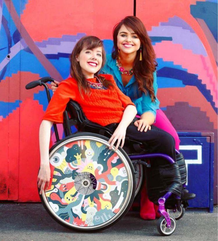 <p>Engellilerin kullandıkları tekerlekli sandalyeleri <strong>cıvıl cıvıl renk ve desenlerle tasarladıkları tekerlekli sandalyeler</strong> bambaşka bir hale geldi.</p>
