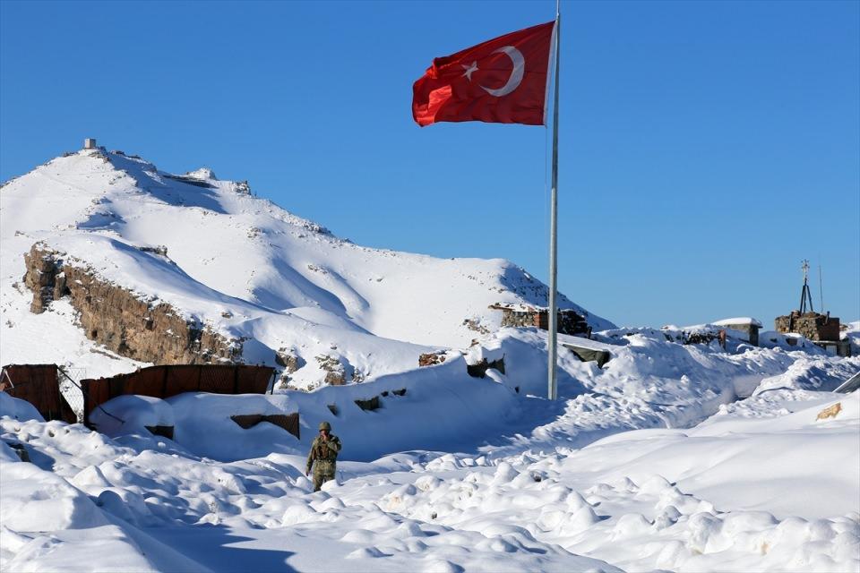 <p><strong> Her türlü tehdit bertaraf ediliyor</strong></p>

<p>Güvenlik güçleri, aynı zamanda terör örgütünün en önemli finans kaynağı olan kaçakçılığın da önüne geçiyor.</p>
