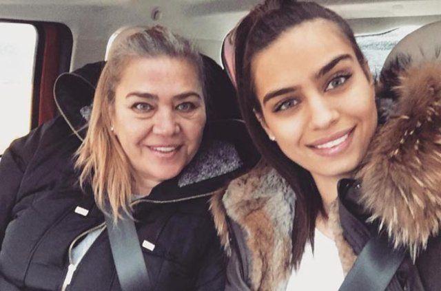 <p>Amine Gülşe ve annesi</p>
