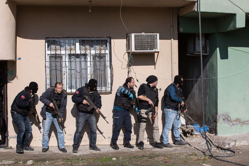 <p>Güvenlik güçlerinin bölücü terör örgütüne yönelik Cizre ve Silopi ilçelerindeki operasyonları sürüyor.</p>
<p> </p>