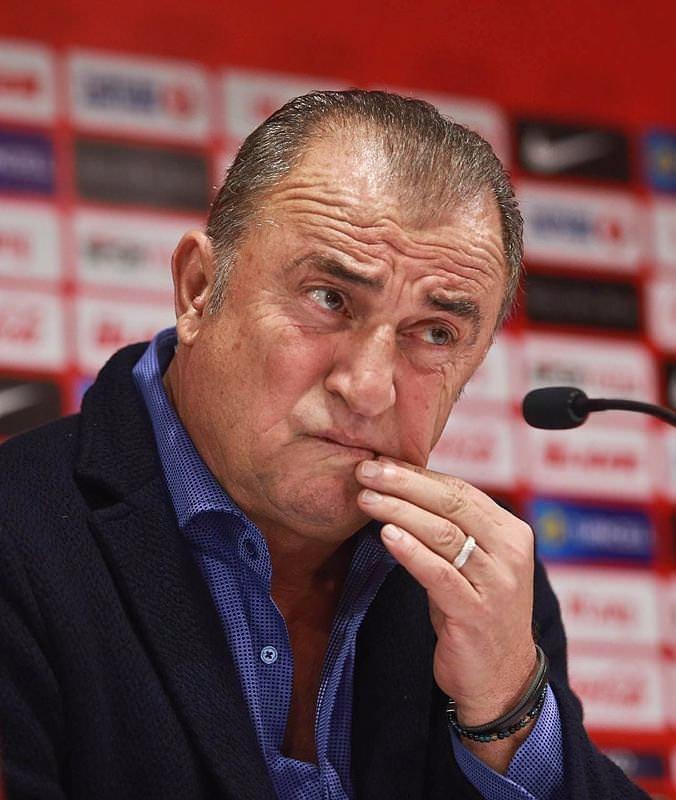 <p>Daha önceki basın toplantısında, bazı futbolcuların özür dilemesi gerektiğini söylemiş olan Terim, uçaktaki sohbette şu kritik ifadeyi kullandı:</p>
