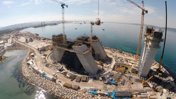<p>İstanbul –İzmir arasındaki yolu 3,5 saate indirecek olan Gebze-Orhangazi-İzmir otoyol projesi kapsamında yapımına devam edilen İzmir Körfez Geçiş Köprüsü inşaatında kule yükseklikleri 120 metreyi aştı.</p>

<p> </p>
