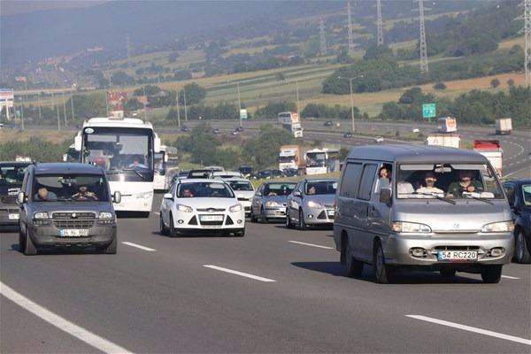 <p>Trafik ekipleri sürücülerden, aşırı hız, yakın takip, hatalı sollama yapmamalarını ve araçlarında aşırı yük taşımamalarını istedi. </p>
<p> </p>