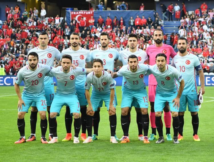 <p>Euro 2016 D Grubu'nda Türkiye'nin Çek Cumhuriyeti'ni 2-0 yendiği maçta gösterdiği performanstan övgüyle bahseden L'Equipe, "Mayıs ayında Türk vatandaşlığı verilen Emre Mor, Türkçe bilmemesine rağmen Türk Milli Takımı'na hayat verdi. Emre'nin büyülü bir sol ayağı var. Maç boyunca Çeklere çok zor anlar yaşattı" ifadesini kullandı.</p>