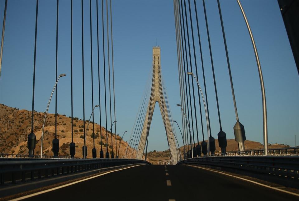 <p>Buradaki ulaşımı daha da hızlandıracak yollar da inşa ediliyor. Örneğin, Adıyaman ile Diyarbakır'ı direkt birbirine bağlayacak olan devlet yolu var. </p>
