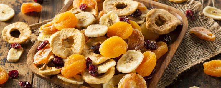 <p>kurutulmuş meyvelerde kalori miktarı neredeyse iki katına çıkabiliyor. Kuru meyvelerde yok olan su miktarı şeker oranının yükselmesine sebep oluyor.</p>
