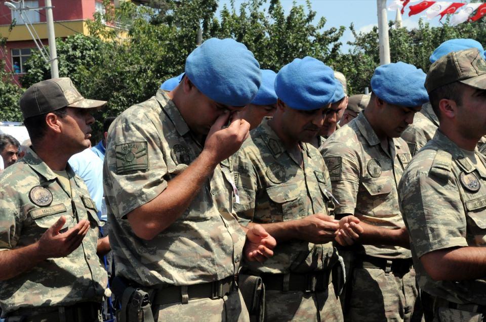 <p>Van'ın Çaldıran ilçesinin Tendürek Dağı bölgesinde güvenlik güçlerince yürütülen operasyonlarda, terör örgütü PKK militanları ile çıkan çatışmada şehit düşen Astsubay Üstçavuş Suat Petek'in (36) cenazesi, memleketi Osmaniye'nin Kadirli ilçesinde toprağa verildi. Törende, şehidin annesi Elif (sol 2) ve kardeşi Oğuzhan (sağ 2) Helvacı'yı yakınları teskin etmeye çalıştı.</p>