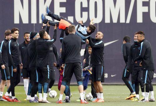 <p>Oyuncuların dikkatini çeken çocuklar bir anda antrenmanın yıldızı olurken, başta Messi olmak üzere tüm oyuncular bu gizli kahramanlarla top oynamaya başladı.</p>