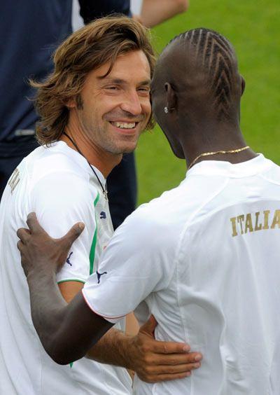 <p>MARIO BALOTELLI</p>
<p>''İtalya milli takımında oynamaktan daha da güzel bir şey varsa o da Pirlo gibi bir sihirbazla aynı takımda oynamaktır... "</p>