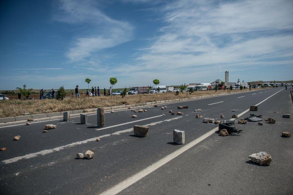 <p>Şanlıurfa'da elektriklerinin kesildiğini ileri süren bir grup çiftçi, Şanlıurfa-Mardin karayolunu trafiğe kapattı.</p>

