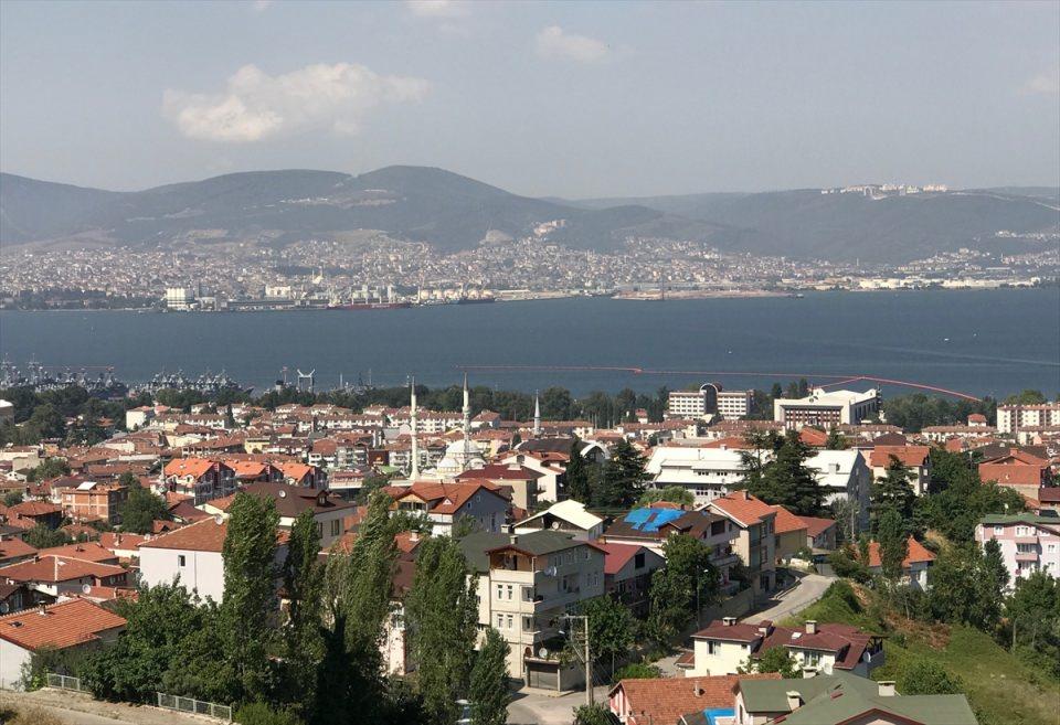 <p><strong>Ellibeş, sözlerini şöyle tamamladı:</strong></p>
<p>"Şu an önemli olan sorun depremden önceki binalar. Yeni yapılan konutlara dışarıdan gelenler ilgi gösteriyor. Depremden önceki konutlarda oturanlar mutsuz, huzursuz. Özellikle deprem öncesi yapılan binalarda oturanlar, depreme dayanıklılık testi analizini yaptırmalı. Buradan çıkacak sonuca göre önlemlerimizi alalım. Analizde ağır hasarlı çıkıyorsa zaten binanın tahliyesi, yıkılması süreciyle vatandaşımız yeni konut alana kadar kira yardımı yapılıyor. Yeni konut yapacaksa faizi devlet tarafından karşılanmak üzere kredi temin ediliyor. Zaten binalarda zorunlu deprem sigortası DASK mevcut. Sigorta tazminat ödeyecek. Bu şekliyle vatandaşlarımızın bu oluşuma destek vermesi gerekiyor. İnsanlarımız bu konuda biraz daha istekli olmalı." </p>