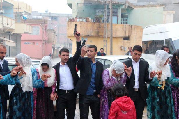 <p>Suruç'ta CHP Milletvekili Mustafa Balbay'ın katıldığı düğünde kurşunlar havada uçuştu. Balbay, durumu 'yerel kültür' diyerek özetledi.</p>
