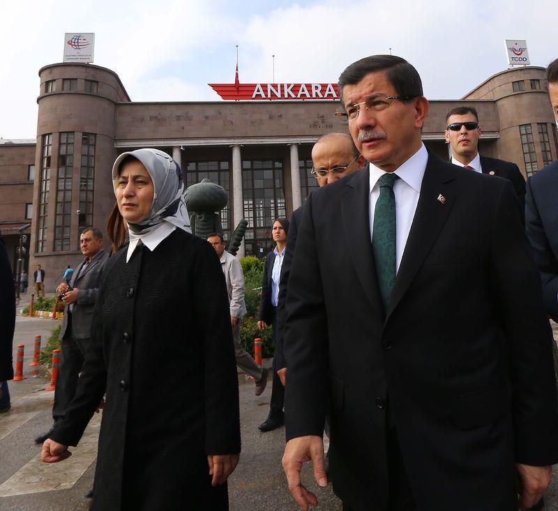 <p>Başbakan Ahmet Davutoğlu, Ankara'daki terör saldırısının yaşandığı Tren Garı önüne karanfil bıraktı ve hayatını kaybedenler için dua etti.</p>

<p> </p>
