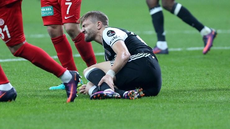 <p><strong>CANER ERKİN</strong><br />
<br />
Beşiktaş'ın sezon başında Inter'den kiraladığı yıldız futbolcu, sezona çok iyi bir giriş yapmış ve taraftarlarını mutlu etmişti. Ancak deneyimli sol bek, 3-0 kazanılan Antalyaspor maçının ikinci yarısında sol aşil tendonu kopması nedeniyle sahayı terk etti.</p>