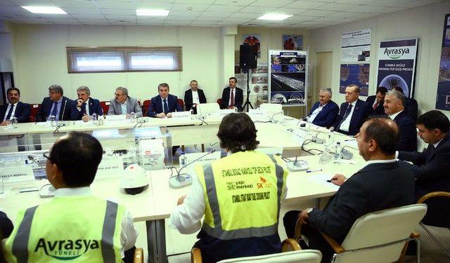 <p>Cumhurbaşkanı Recep Tayyip Erdoğan, 20 Aralık'ta hizmete açılması planlanan Avrasya Tüneli şantiyesini ziyaret etti. Erdoğan, kendi kullandığı makam aracıyla başbakan Binali Yıldırım ve Ulaştırma Denizcilik ve Haberleşme Bakanı Ahmet Arslan ile birlikte tüneli geçerek yetkililerden bilgi aldı.</p>
<p> </p>