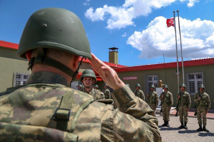 <p><strong>Mehmetçik ailesiyle görüntülü görüştü</strong></p>
<p>Verilen bayram mesajının ardından Mehmetçik, komutanlarının telefonu ile ailelerini görüntülü arayarak bayramlaştı.</p>