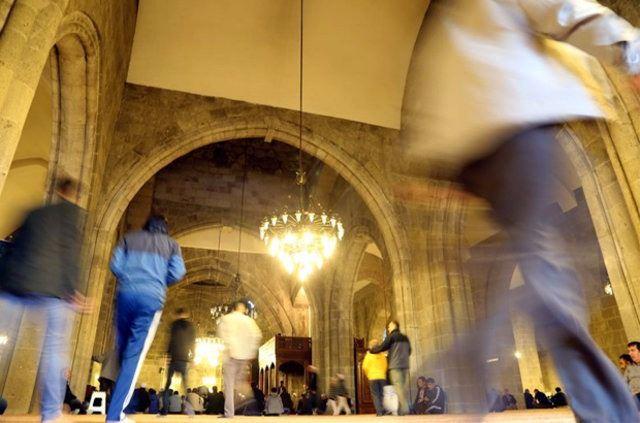 <p>Belediyeden yapılan açıklamaya göre, kentteki 37 selatin camisinin temizlik ve güvenlik hizmetini sürdürmeye devam eden İstanbul Büyükşehir Belediyesi, nisan ayında imzalanan protokolle bu camilere ait tuvaletlerin işletmesini devraldı.</p>
<p> </p>